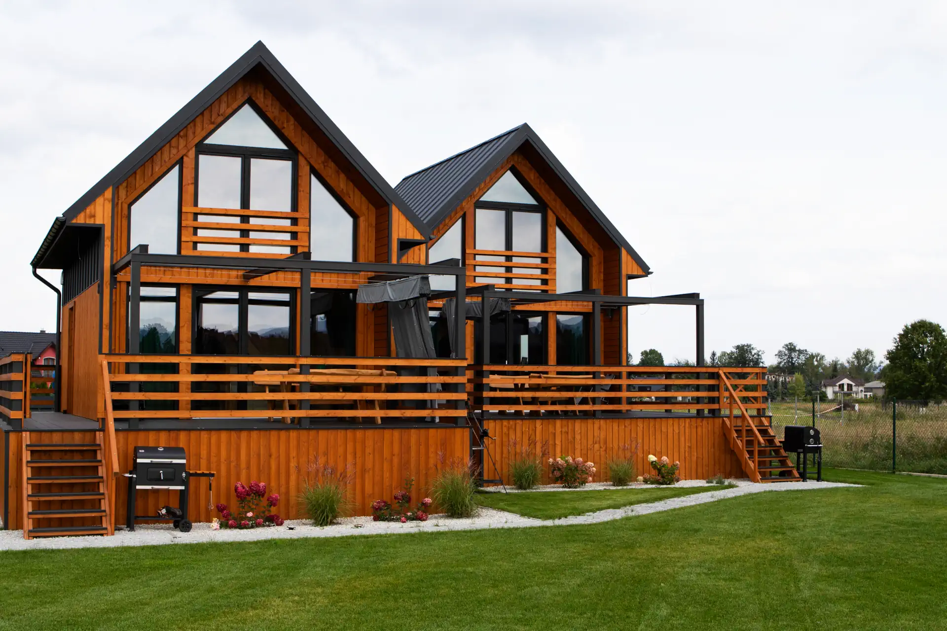 Zdjęcie przedstawiające dwa domy